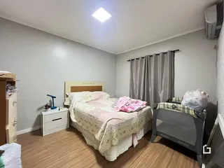 Quarto com cama e cabeceira e armário.