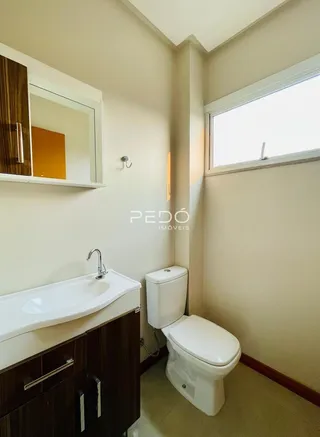 Foto de um banheiro interno com pia e vaso sanitário.