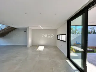 Vista ampla de um ambiente interno moderno com piso de concreto polido.