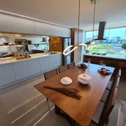 Foto de uma mesa de jantar de madeira em um ambiente interno moderno.
