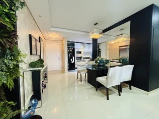 Ambiente moderno de sala de jantar e cozinha com piso claro em imóvel no Brasil.