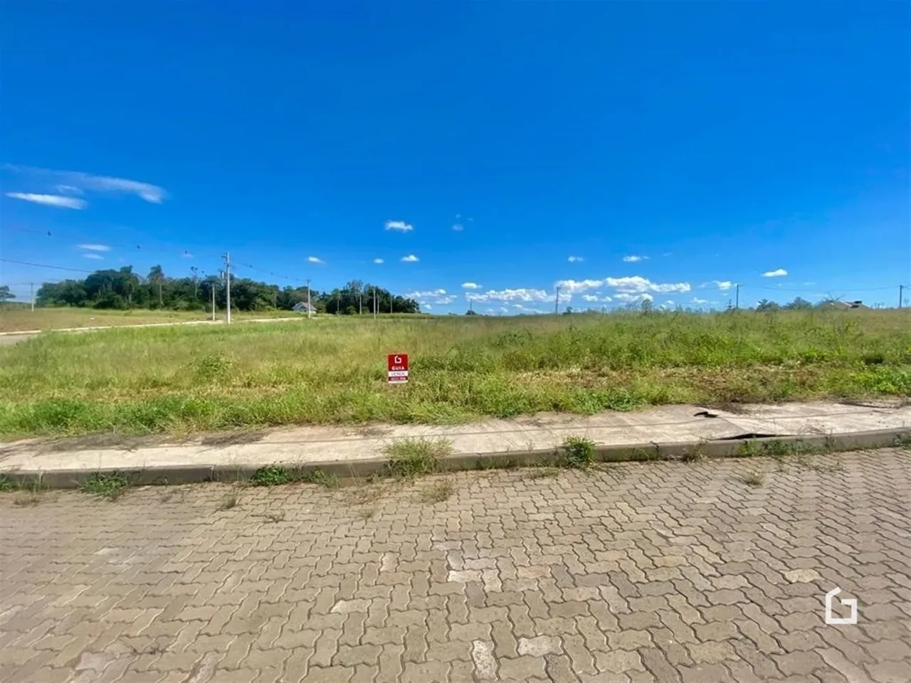 Vista de uma área de campo com vegetação ao longo de uma estrada em Lajeado.