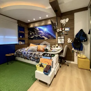 Quarto com decoração moderna e parede de madeira.