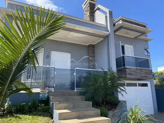 Fachada de uma residência moderna com jardim tropical em Lajeado, Brasil.