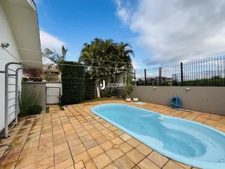 Foto de uma piscina e área externa pavimentada em Lajeado.