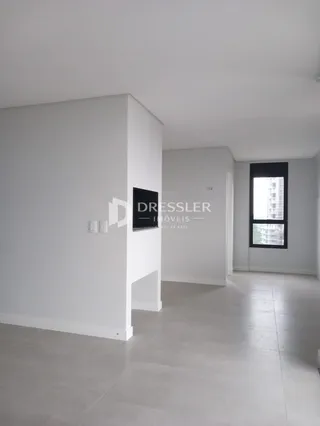 Um corredor com paredes brancas e uma porta é visível na propriedade.