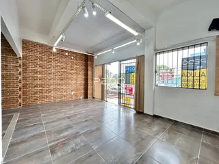 Ambiente interno com paredes de tijolo aparente e piso de concreto.