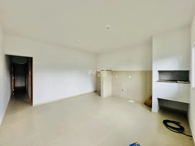 Ambiente interno amplo com piso de cerâmica claro.