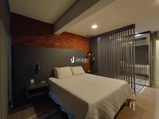 Quarto com cabeceira e parede de destaque em madeira.