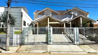 Fachada de uma casa residencial em Lajeado, Brasil, com portão de ferro.