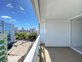 Vista de um terraço com vista para telhados e edifícios na Lajeado.