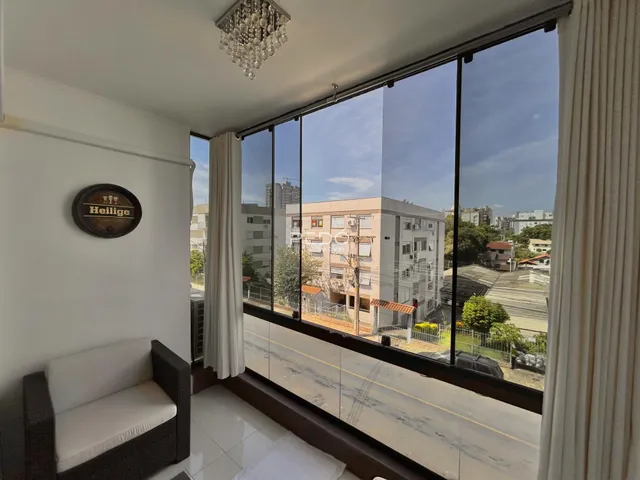 Sala de estar com vista para o horizonte da cidade.