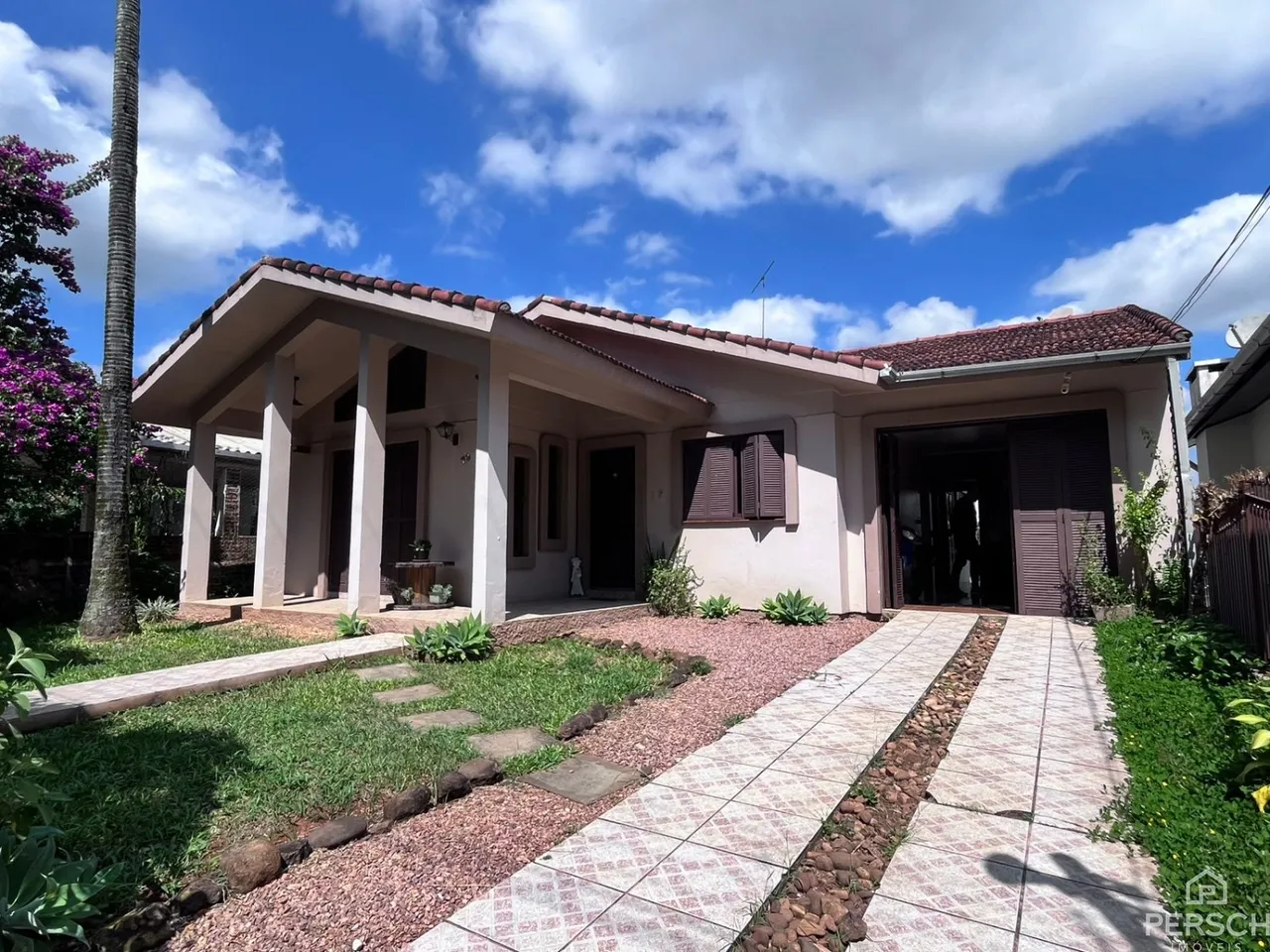 Foto da fachada de uma residência em Lajeado, Brasil, com paisagismo frontal.