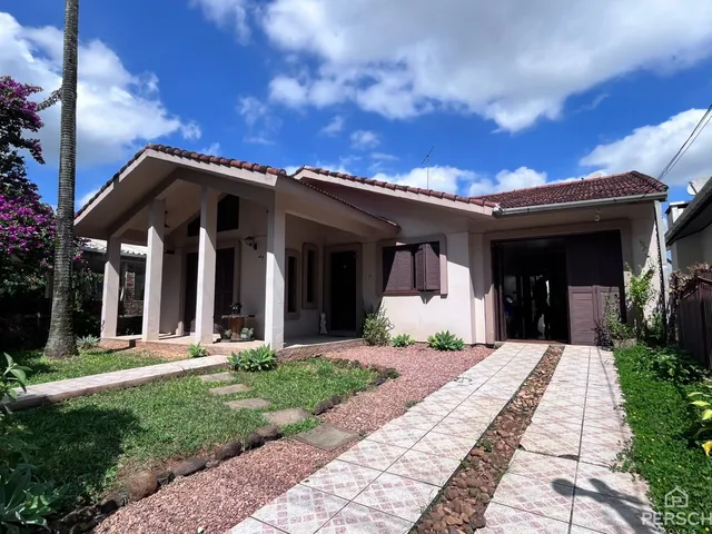 Foto da fachada de uma residência em Lajeado, Brasil, com paisagismo frontal.