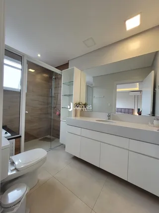 Foto de um banheiro moderno com box de vidro e piso de cerâmica.