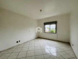 Ambiente interno de uma sala com piso de cerâmica clara.