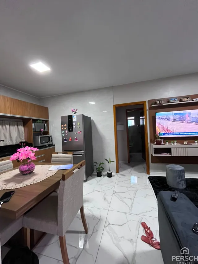 Foto de uma sala de estar com móveis de madeira e piso claro.