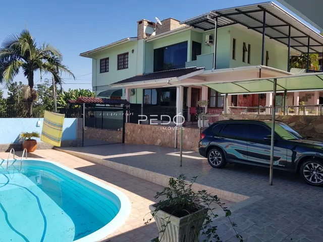 Fachada de casa com piscina e área externa em Lajeado, Brasil.