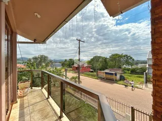 Vista da varanda com piso cerâmico e grade de segurança em Lajeado, Brasil.