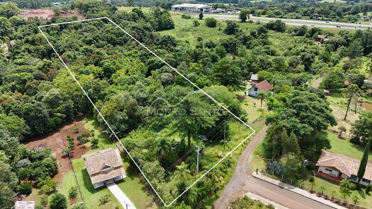 Vista aérea de um terreno com vegetação densa em Lajeado, Brasil.