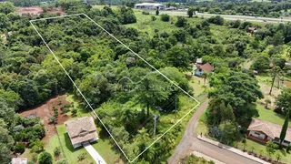 Vista aérea de um terreno com vegetação densa em Lajeado, Brasil.