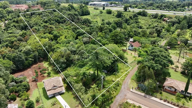 Vista aérea de um terreno com vegetação densa em Lajeado, Brasil.