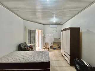 Quarto com cama e armário em ambiente interno.