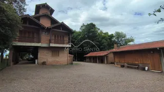 Foto da fachada de uma casa de dois andares com telhado em Lajeado, Brasil.