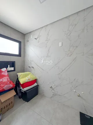Parede com revestimento de mármore em um ambiente interno.