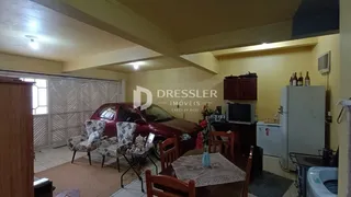 Ambiente interno de sala com móveis e vista para o exterior.