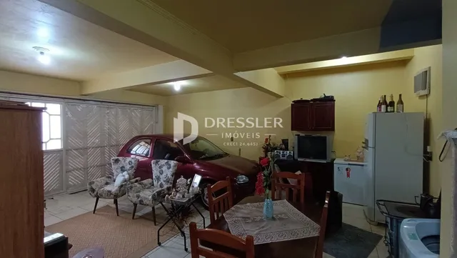 Ambiente interno de sala com móveis e vista para o exterior.