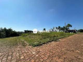 Vista externa de uma propriedade com vegetação alta no primeiro plano.
