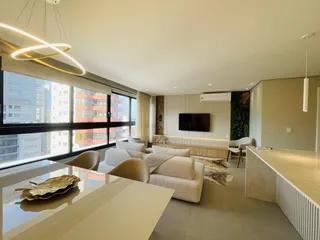 Sala de estar ampla com vista para a paisagem urbana.