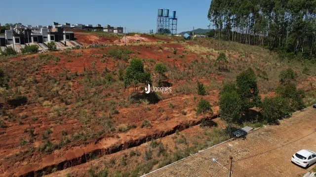 Vista aérea de terreno árido com vegetação rasteira em Lajeado.