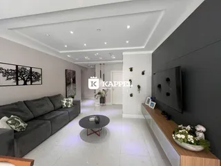 Sala de estar moderna com sofá cinza e decoração minimalista.
