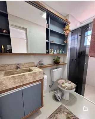 Vista de um banheiro com bancada e vaso sanitário em Lajeado.