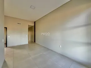 Hall de entrada com piso claro e paredes brancas em imóvel no Brasil.