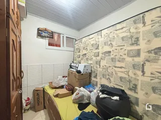 Foto de uma sala interna com papel de parede e caixas de mudança.