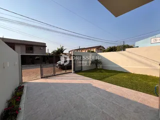 Vista externa do terreno com muro e jardim em Lajeado, Brasil.