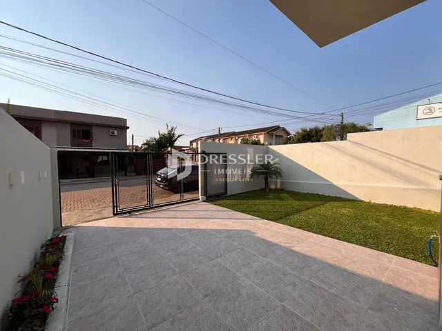 Vista externa do terreno com muro e jardim em Lajeado, Brasil.