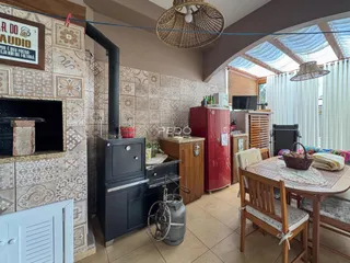 Sala de estar com parede de azulejos e lareira.