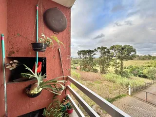 Fachada de uma residência com vista para uma paisagem rural.