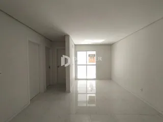 Corredor interno de uma residência com paredes brancas e piso de mármore claro.