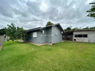 Fachada externa de uma residência em Lajeado, Brasil, com um gramado verde em primeiro plano.