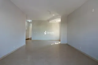 Vista do corredor interno de uma residência.
