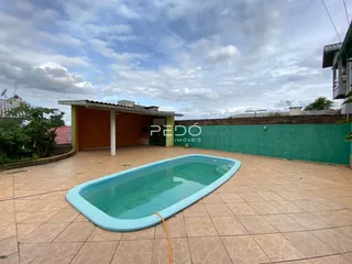 Foto de uma piscina externa com deck de cerâmica em uma propriedade no Brasil.