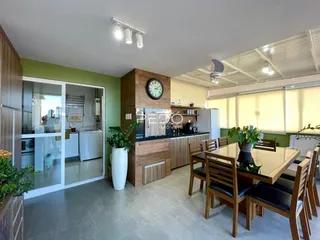 Esta é uma foto de uma sala de jantar e cozinha em um imóvel.