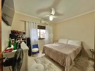 Quarto com cama e armário em um imóvel no Brasil.