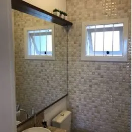 Vista interna de um ambiente com paredes revestidas em azulejos claros.