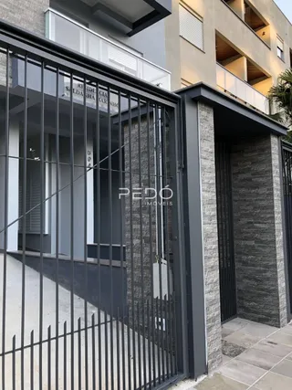 Fachada de um imóvel com portão de ferro na Lajeado, Brasil.